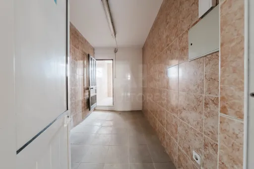 Moradia T3 com comércio e terraço no Coto