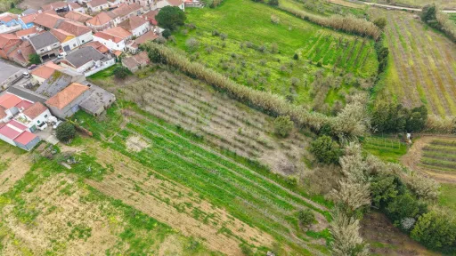 Terreno no centro da Usseira