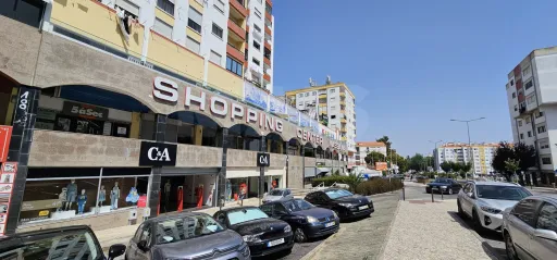 T1 Arrecadação e Marquise em Massamá 2 Fase  2 min da Estação de Comboio de Massamá-Barcarena