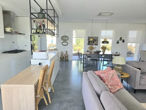 Moradia T4 térrea contemporânea com anexo T2 independente | Lote com 10.400 m² | Alvorninha