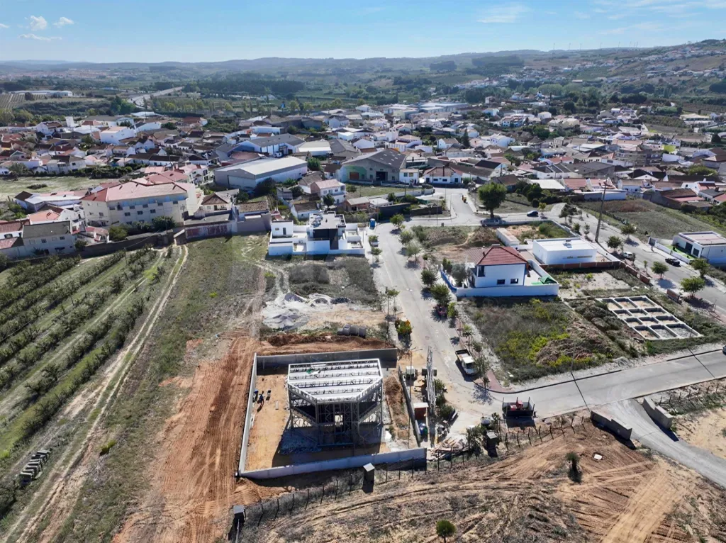 Moradia T3 Geminada c/ 1 Suite, Jardim, Parqueamento e Piscina! (LT2)
