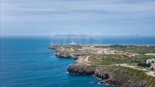 Moradia com 3 apartamentos e vista mar