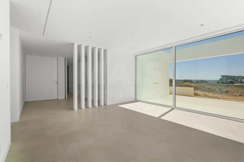4-bedr. house on 2-hectare plot in Carvalhal