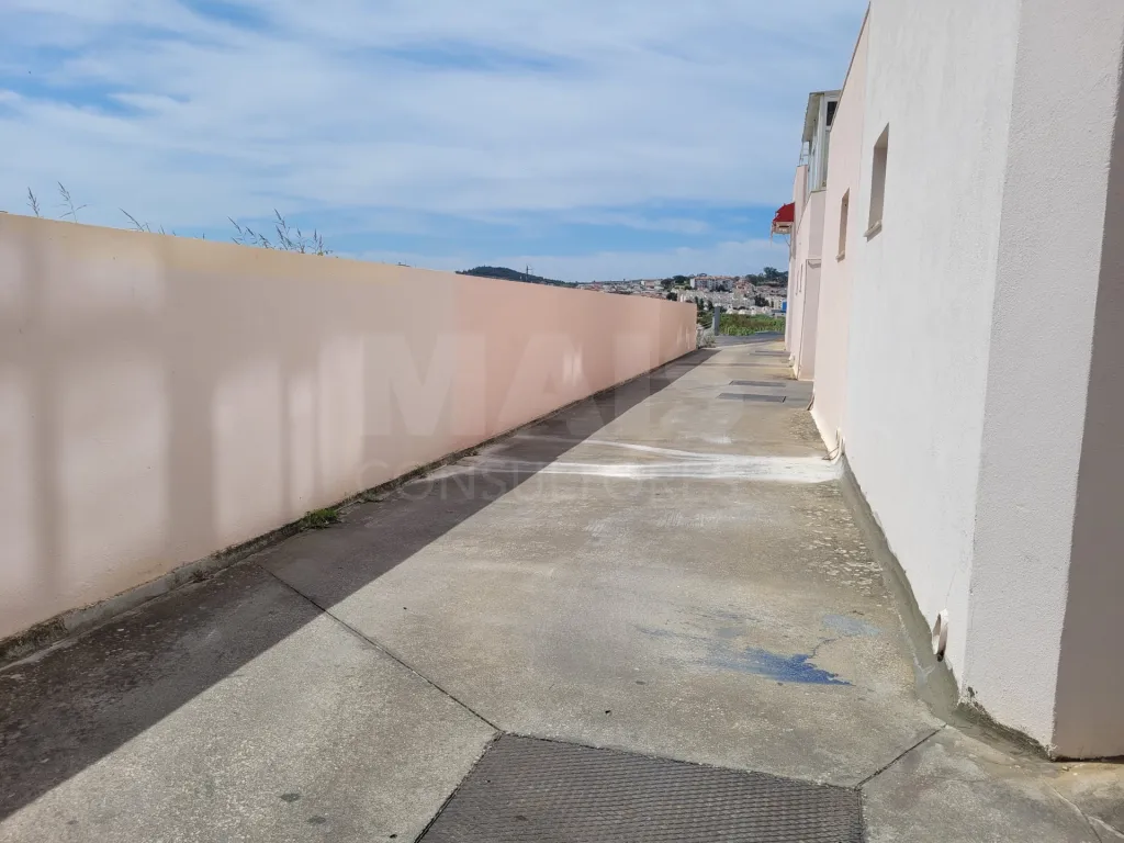 Lugar de Estacionamento coberto e Arrecadação