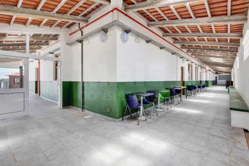 Edifício de 2 pisos em lote de 3750m2 em Peniche