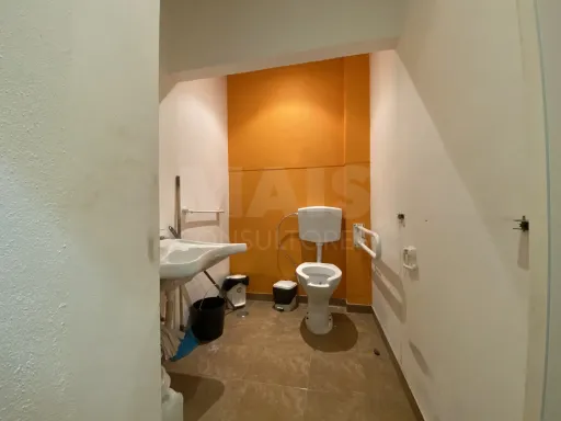 Espaço Comercial com escritórios e Armazém