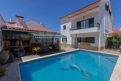 🏡✨ Moradia T4 em Alenquer com Piscina e Espaço de Convívio ao Ar Livre!