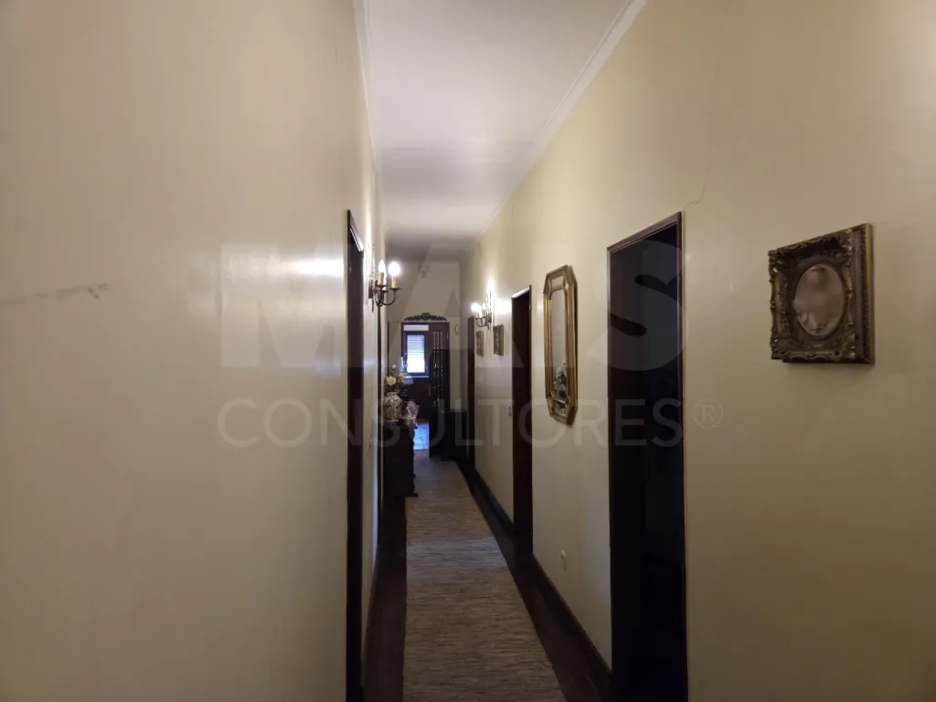 Moradia T3 com Jardim, Anexos e Enorme Potencial – Moitas Vendas