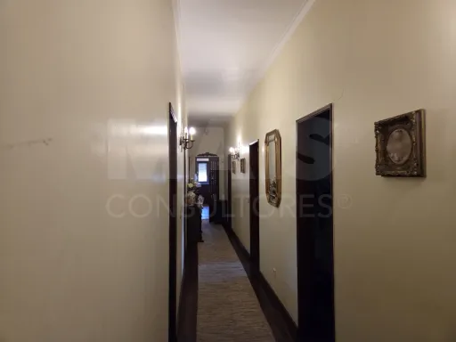 Moradia T3 com Jardim, Anexos e Enorme Potencial – Moitas Vendas