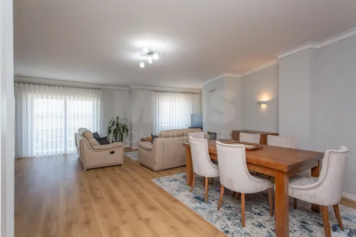 Magnífico T3 Alto Santa Catarina com 2 Lugares Parqueamento e 2 Arrecadações