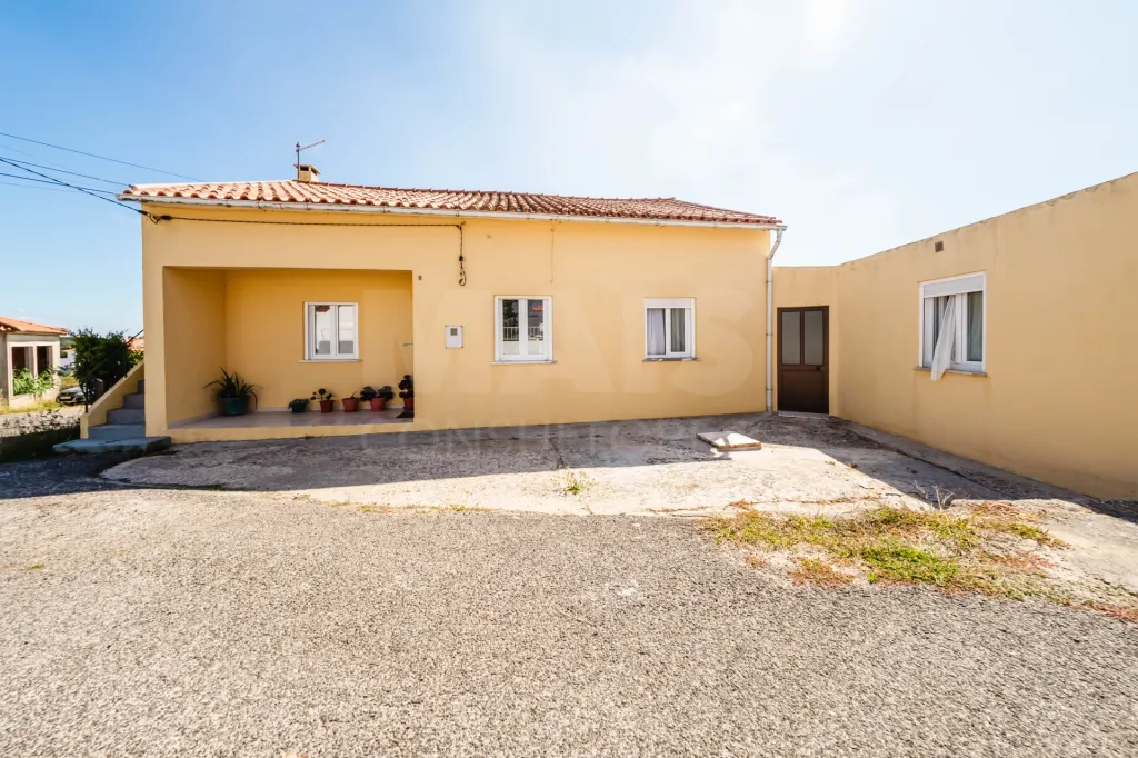 Moradia T2+2 com Terreno de quase 3000m2 Urbano