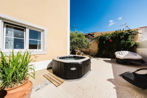 🏡 3-Bedroom House—Furnished and Fully Equipped | Jacuzzi | Garage | Backyard
