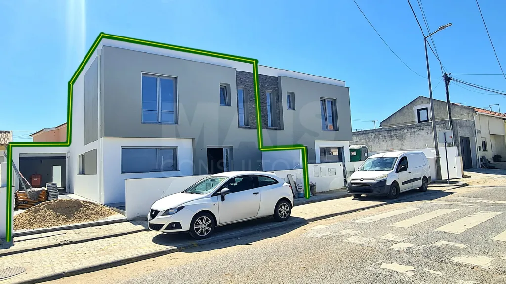 Moradia T4 com Garagem Logradouro e Jardim