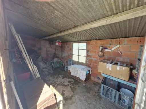 Quintinha com Moradia T2, Anexo/Armazém e Terreno de 1.247 m² em Foros de Salvaterra
