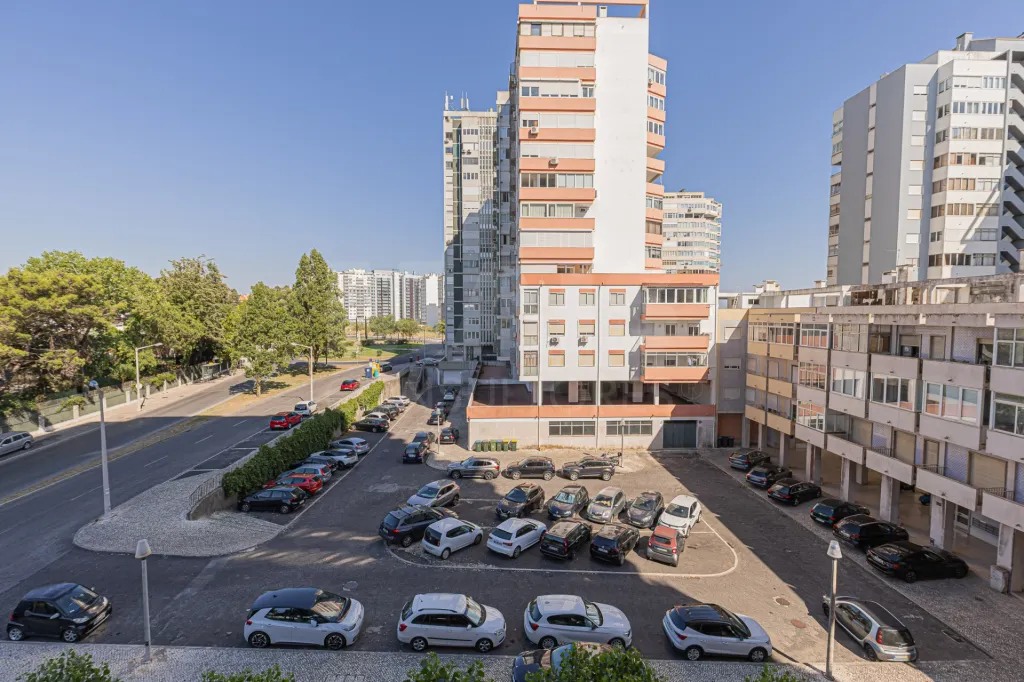 Oportunidade T4 Varandas, Estacionamento e Arrecadação no Restelo