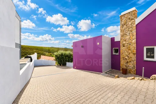 Moradia T2 com anexo T1, piscina e terreno de 1.000 m², em Torres Vedras
