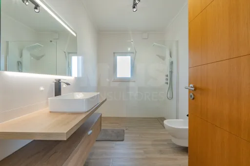 Moradia T4 térrea, semi-nova com terreno de 3500m2 em Salvaterra de Magos