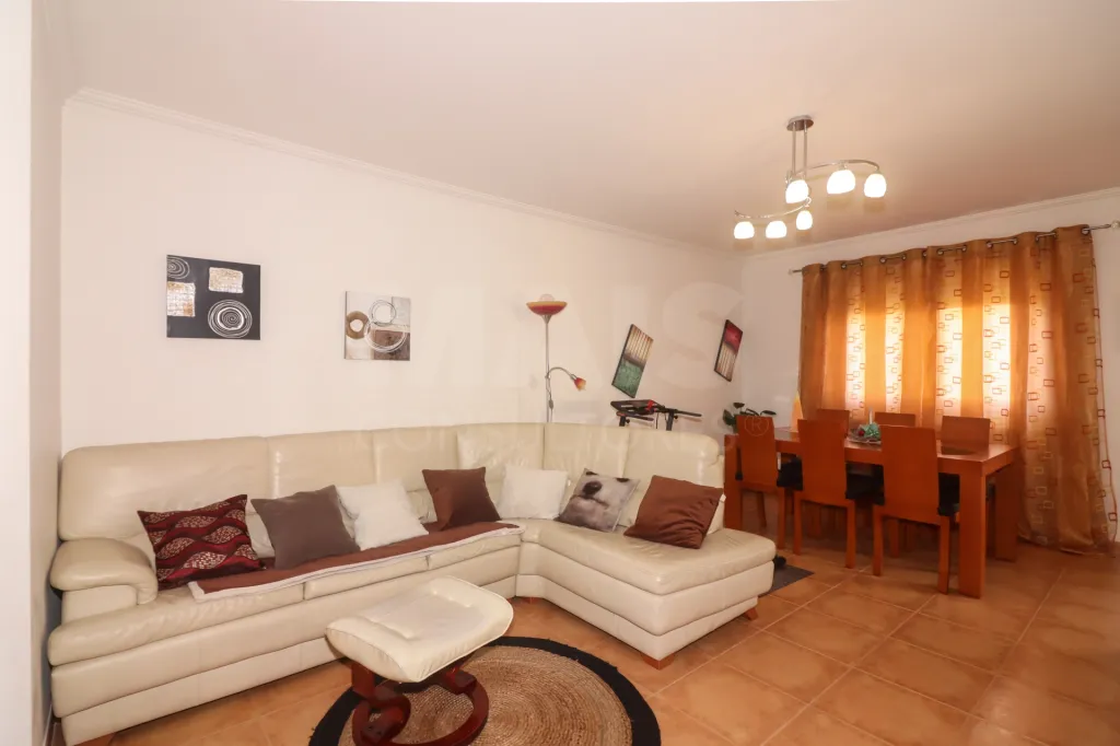 Spacious 3-bedroom apartment with suite, storage room and parking space in Carregado