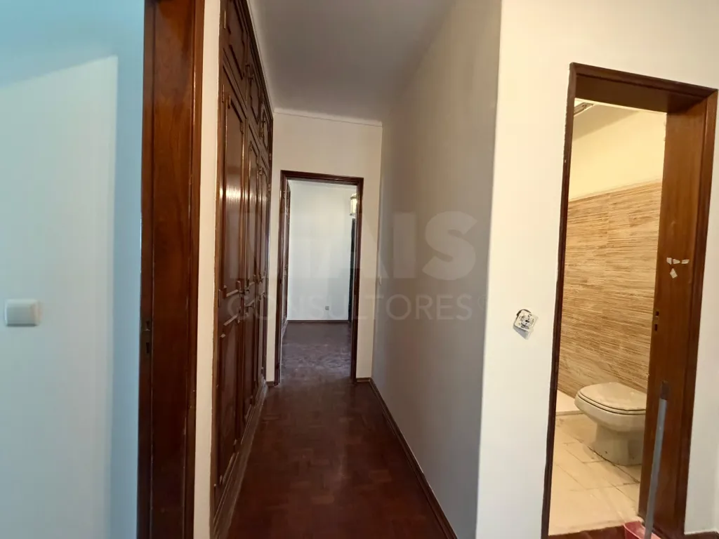 Apartamento T4 em Carnide