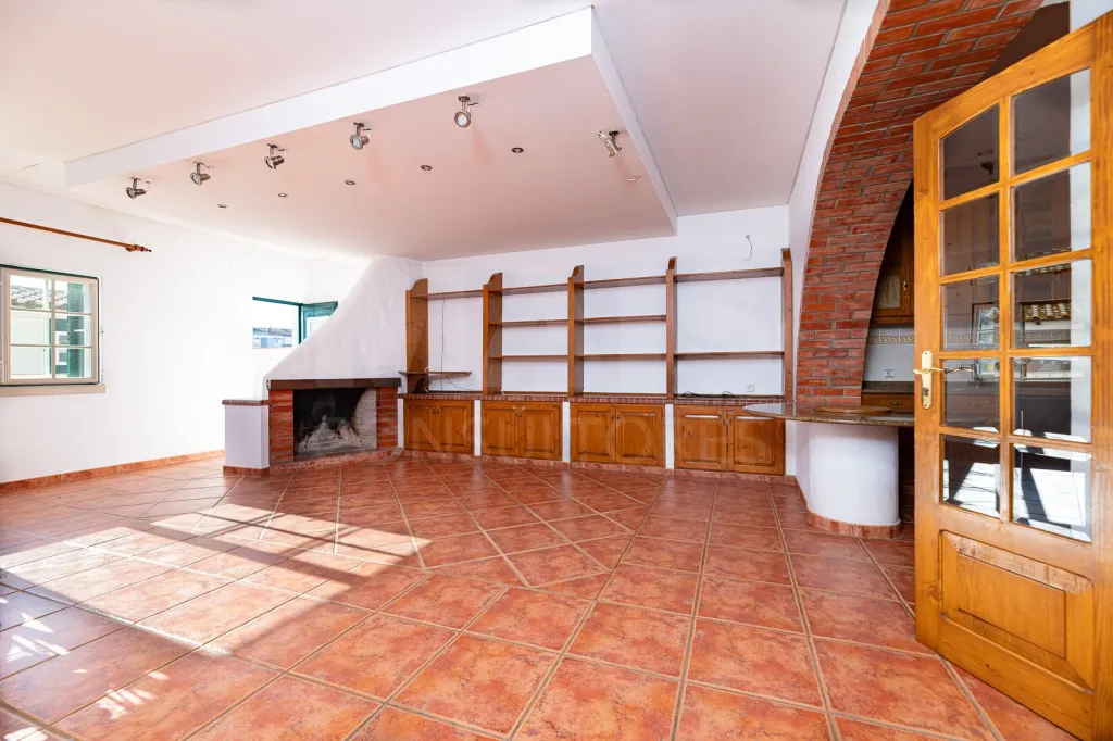 5-bedr. house in Salvaterra de Magos with patio