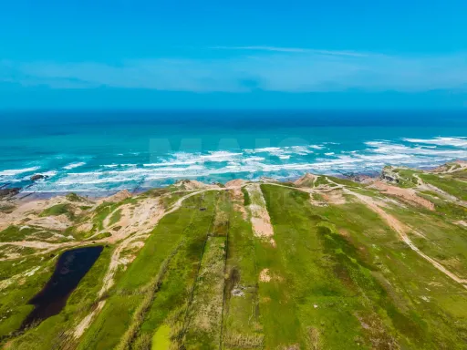 Terreno rústico com 2.760 m², localizado em zona privilegiada à beira-mar no Baleal.