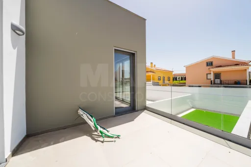 Exclusiva Moradia T4 Moderna com Conforto e Elegância Perto das Praias de Peniche