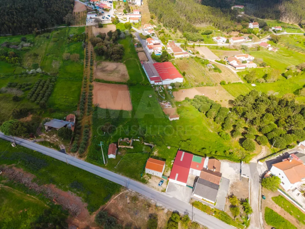 Moradia para remodelar em terreno com 1.809m2