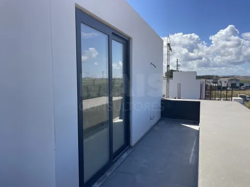 Moderna Moradia T3 Nova com Piscina em Ferrel — Conforto, Luz e Vida junto ao Mar