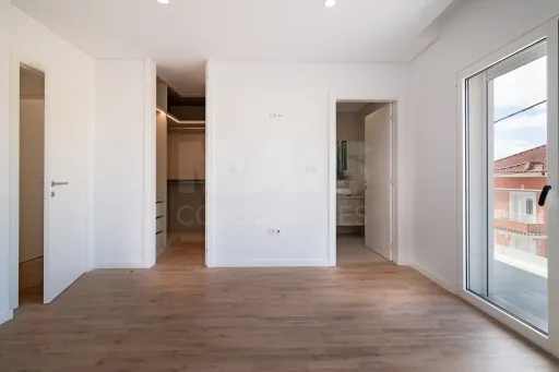 Moradia Geminada T4 + 1 em Famões