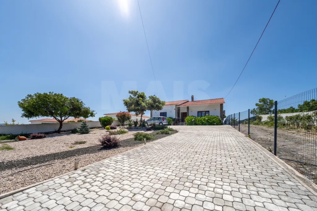 3+2 bedroom villa with pool and garden