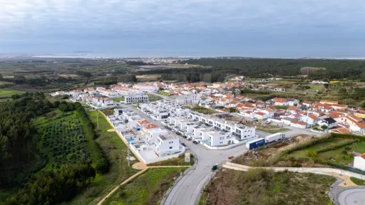 Moradia semi-nova T3 com piscina e vista mar
