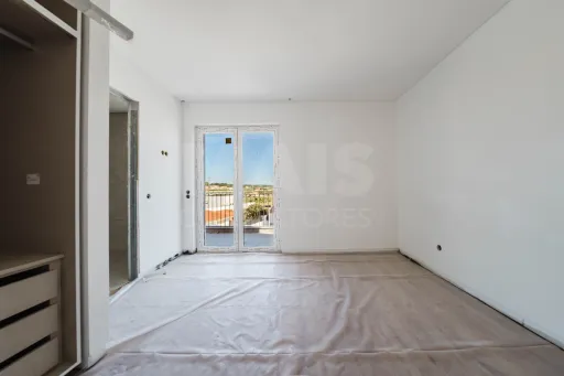 Apartamento T2 Novo com Garagem Privativa e Varanda Ampla em Ferrel junto ao Baleal Fracção G