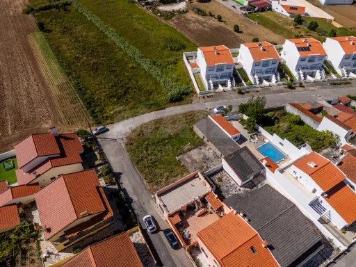 Terreno com projeto em fase de aprovação para 2 moradias T4 com piscina.