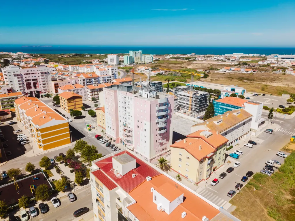 T2 Renovado com Varanda e Vista Mar em Peniche