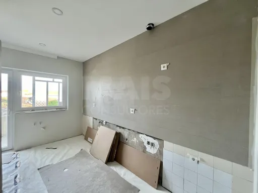 Apartamento T2 totalmente remodelado a estrear no Centro de Samora Correia