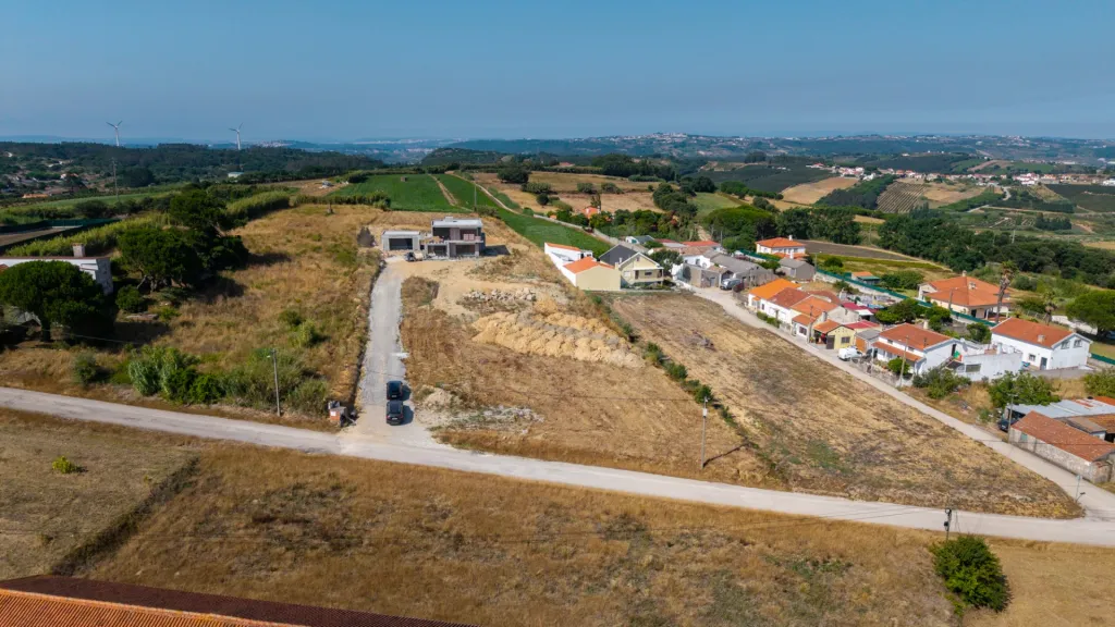 Moradia T4 nova com piscina em terreno de 2200m2
