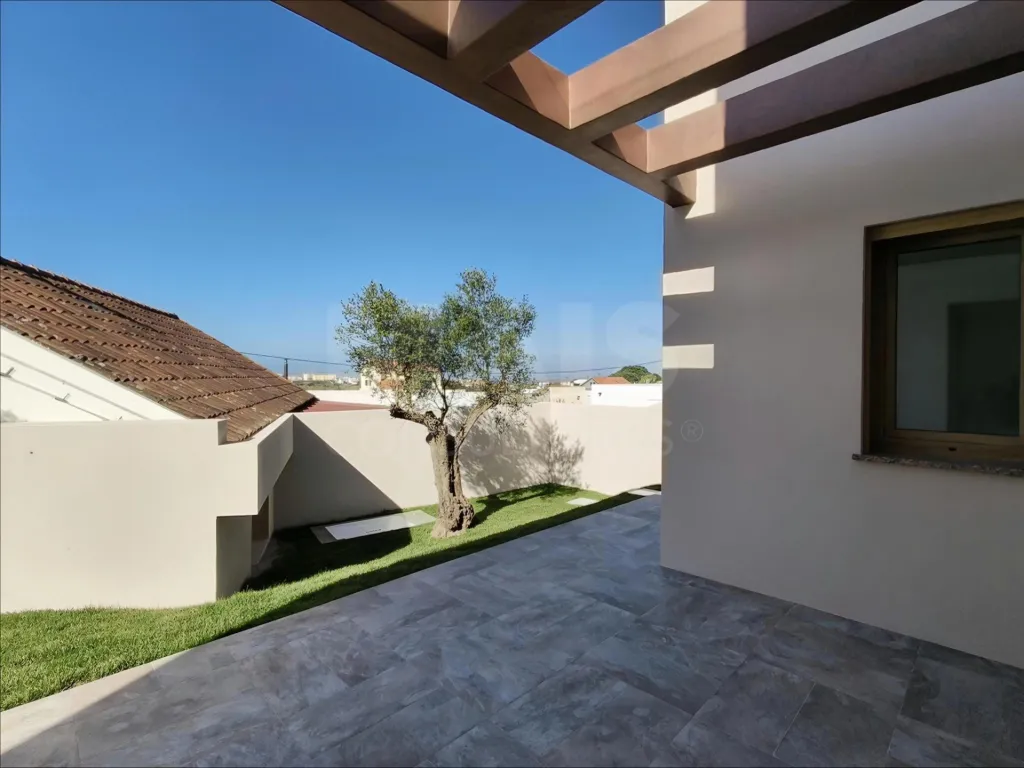 Moradia T3 c/ 2 Suites, 1 Closet, Logradouro e Vista Mar!