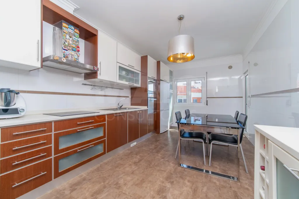 Apartamento T3 com parqueamento na Urbanização das Oliveirinhas em Samora Correia