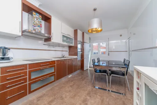 Apartamento T3 com parqueamento na Urbanização das Oliveirinhas em Samora Correia
