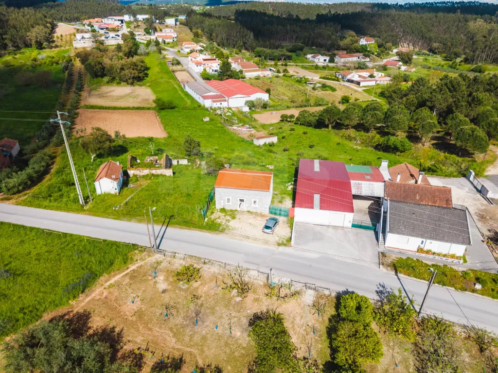 Moradia para remodelar em terreno com 1.809m2