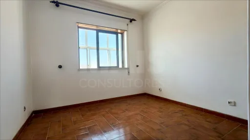 Apartamento T2 com Marquise e Despensa | 1º Andar | Perto das Praias