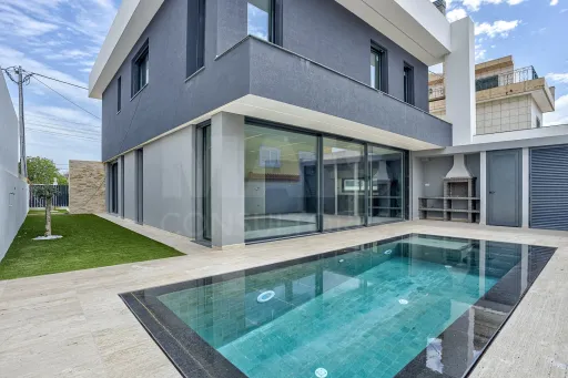 Magnifica moradia V4 Nova na Granja em Vialonga com piscina de água salgada
