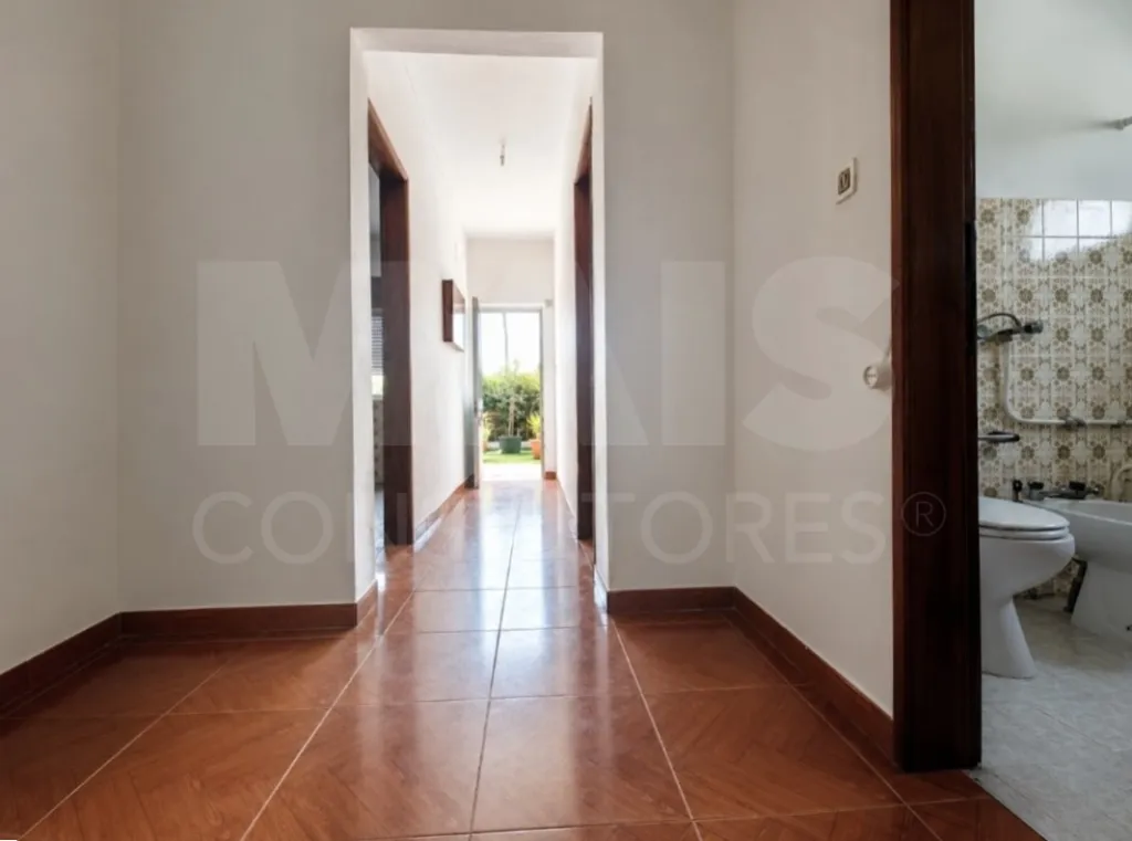 Moradia Bi Familiar inserida num lote de Terreno 1785 m2 em Canha