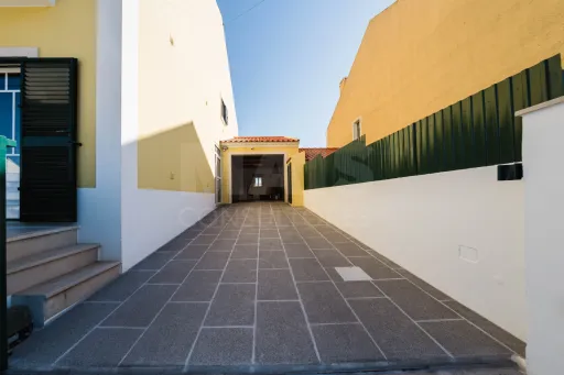 Moradia T3+1 pronta a habitar | Garagem fechada, pátio com churrasqueira e a 5 min das praias !