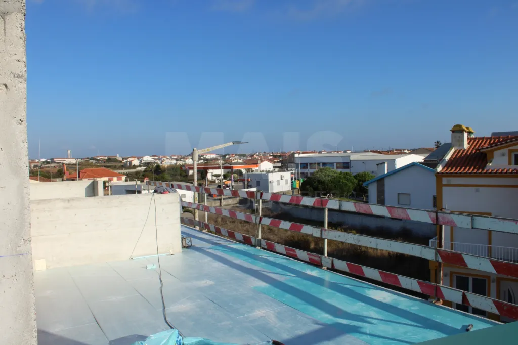 Moradia T3+1 junto praias | Garagem + logradouro privado | Terraço panorâmico sobre o mar