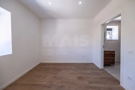 Moradia T2+1 totalmente remodelada com garagem e sótão em Alfeizerão