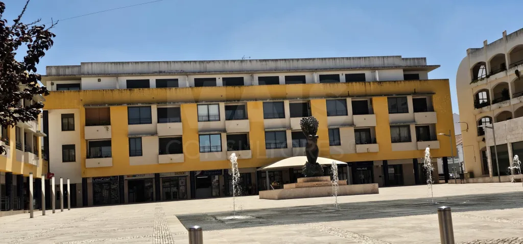 Apartamento T3 no Centro de Alpiarça | Áreas Generosas, Varandas e Excelente Localização