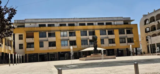 Apartamento T3 no Centro de Alpiarça | Áreas Generosas, Varandas e Excelente Localização
