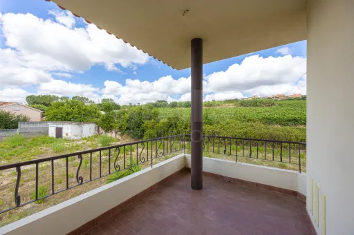Moradia T6 Remodelada com Vista para a Serra de Montejunto