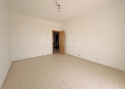 Prédio de Habitação e Comércio em Santa Iria de Azoia